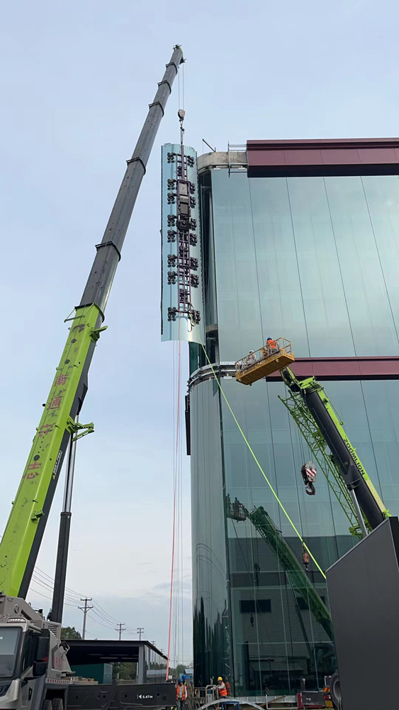 The Largest cambered Glass unit installation lifter (9).jpg