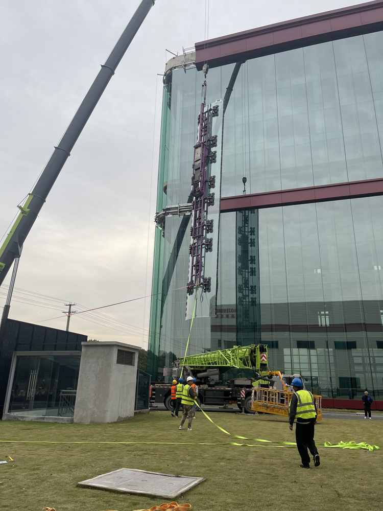 The Largest cambered Glass unit installation lifter (7).jpg