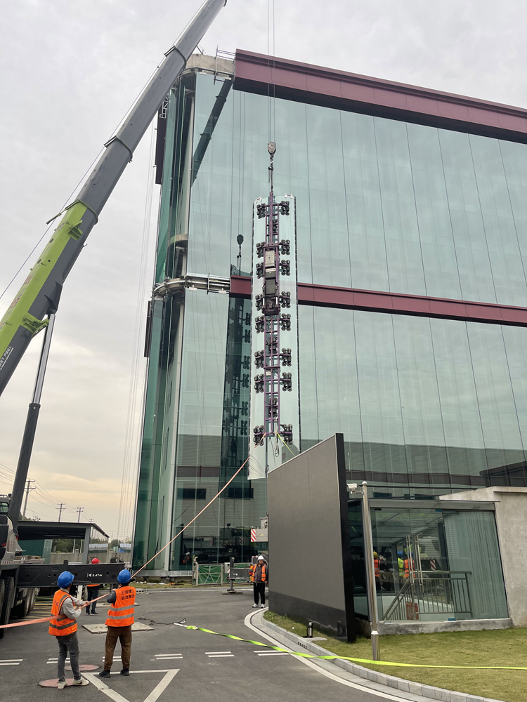 The Largest cambered Glass unit installation lifter (6).jpg